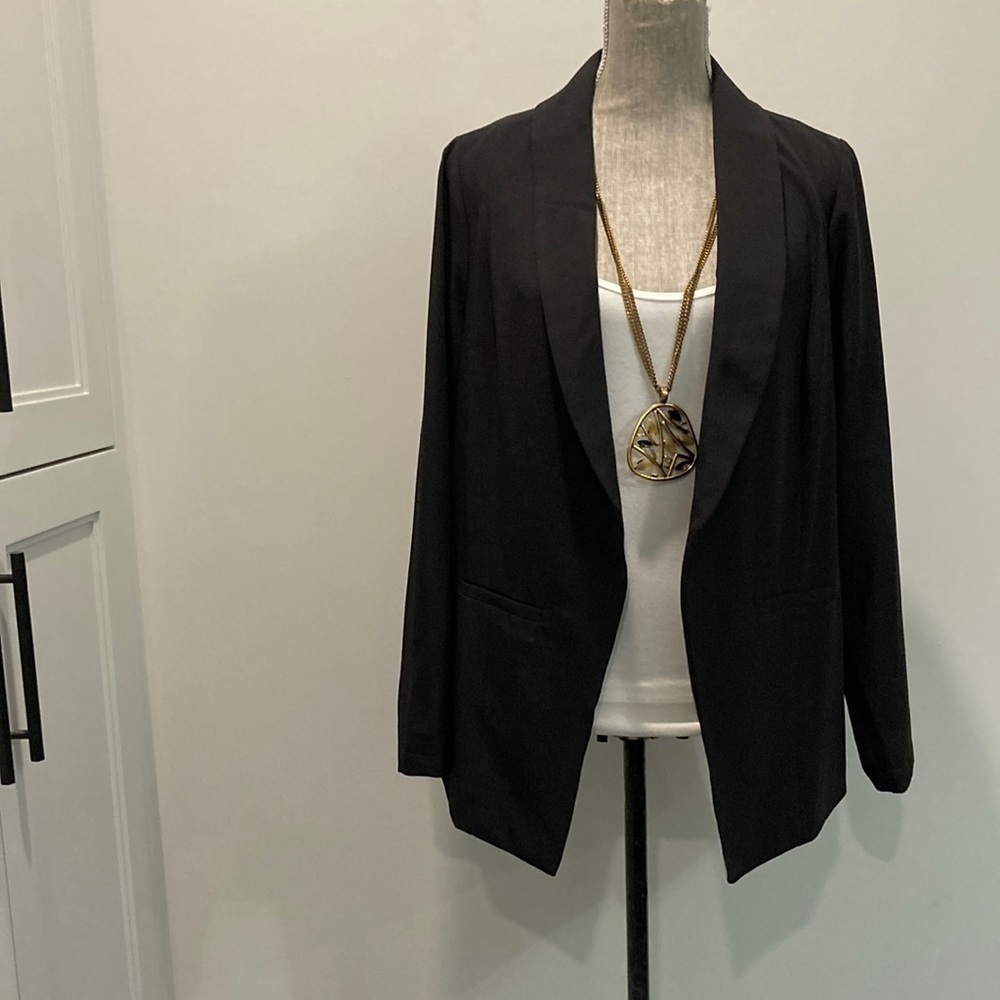 TORRID Studio Crepe Classic Shawl Collar Blazer Size M/L - Picture 2 of 15